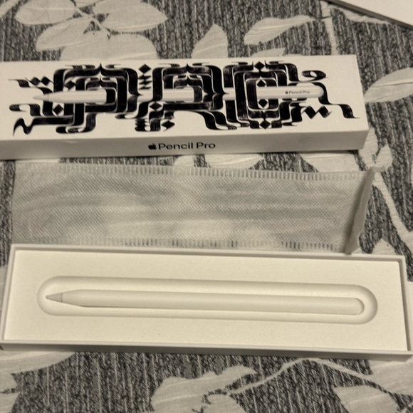 Apple Pencil Pro with Artistic Black and White Pattern - Picture 5 of 5